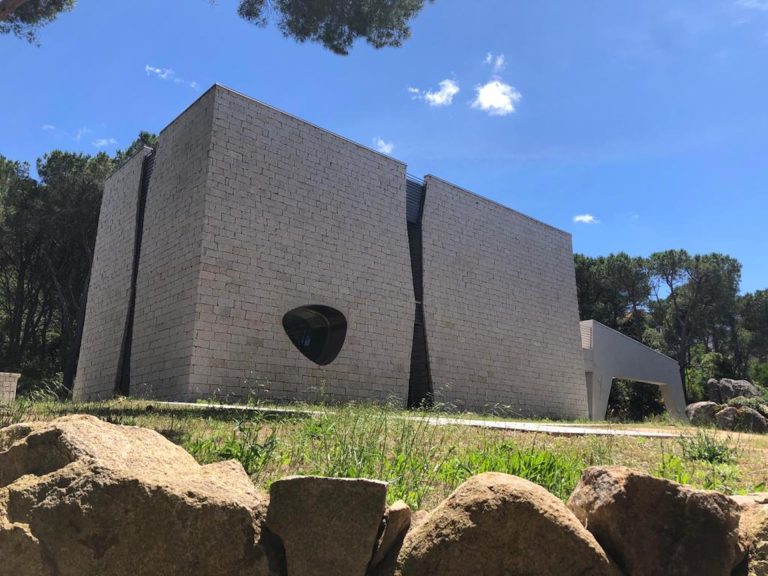 La facciata esterna in granito dell'edificio che ospita il museo CEDAP